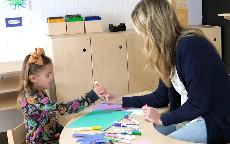 孩子与老师一起创作