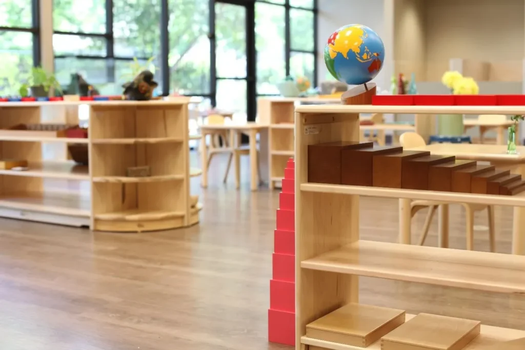 Using the Environment as a Silent Helper