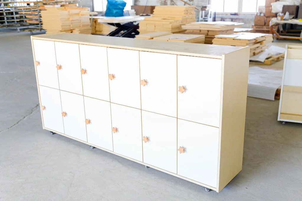 White 18-door preschool cubby locker with flower knobs and birch edges on casters