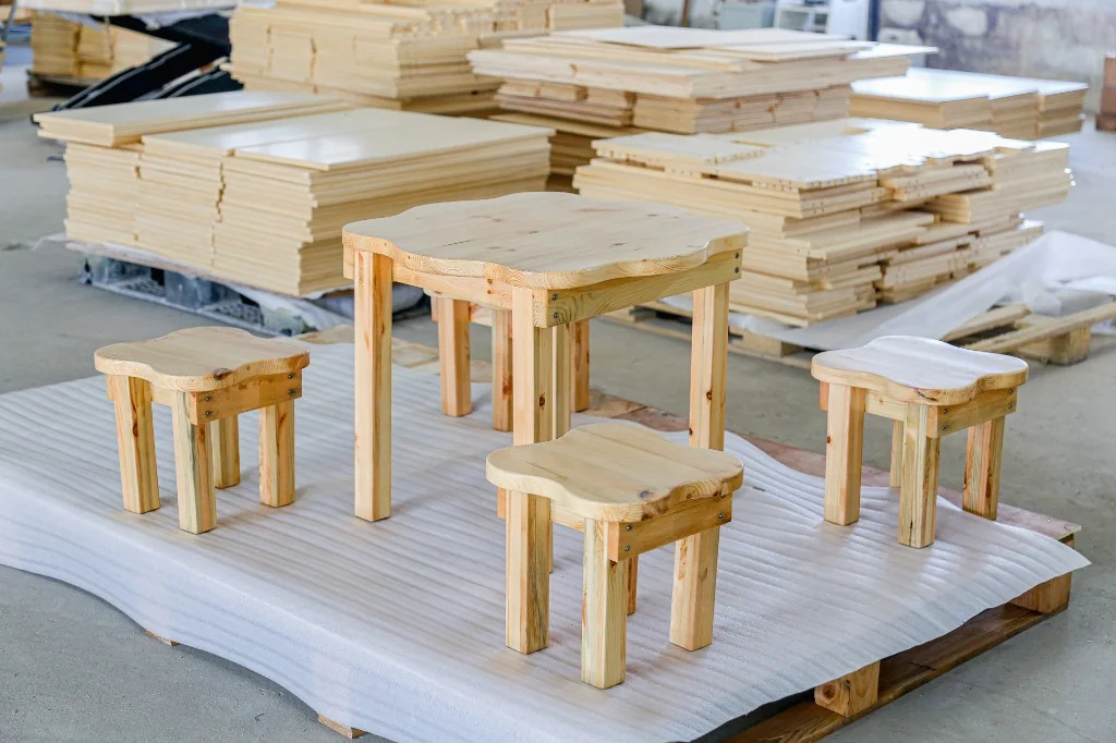 Solid pine clover-shaped preschool table with four matching stools on a factory pallet